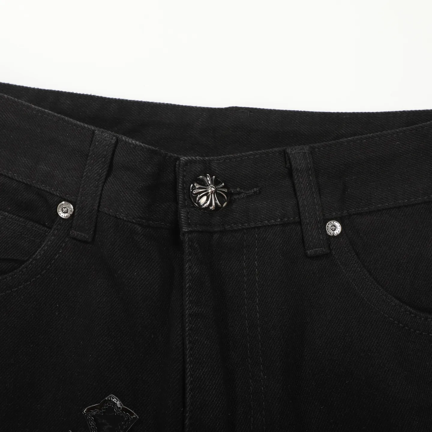 P240 Chrome Hearts 24SS Cross Sanskrit limited style graffiti printed leather jeans. Chrome Hearts limited edition leather washed jeans, Miami limited jeans, the entire cross leather is hand-made_different version, a heavy black blue cow fabric with moderate thickness and texture, antique metal silver label decoration, denim embedded thread manufacturing and production 💙Among Chrome Hearts' many trousers, its color is unique, and people are deeply attracted at a glance. It is made of beaded canvas fabric and has been washed with heavy water. The upper body is very textured, crisp and stylish, and will not collapse at all. The three-dimensional cut of the trousers has a first-class effect in modifying the shape of the legs. It can be easily controlled by any figure, and you can instantly become a street trendy person when you put it on.  🔩Customized hardware, full of texture, every detail is done to the extreme. The thick beaded canvas fabric becomes soft and skin-friendly after washing, and has excellent breathability, making it comfortable to wear all day long. Customized small leather label, unique design, simple yet elegant, exquisite workmanship, neat wiring, every detail demonstrates quality and style.  These pants are gender-neutral and can be worn by both men and women, easily creating a sense of fashion. Pair them with a T-shirt or sweatshirt and you can easily go out and hit the streets. Size: 28/30/32/34/36 Waist: 69/74/79/84/89 Pants length: 102/103/104/105/106